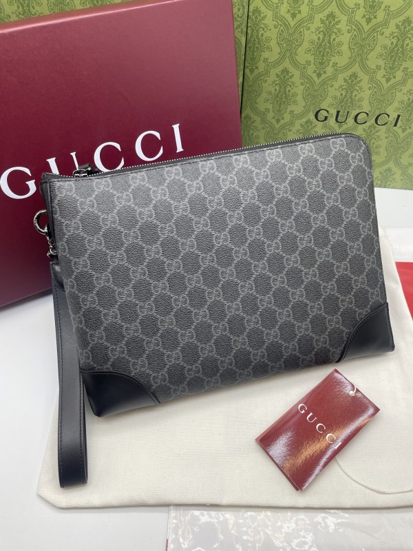 【GUCCI 古馳】GG Supreme 灰黑拼皮手拿包｜低調雙G印花 × 防潑水帆布 × 商務簡約風