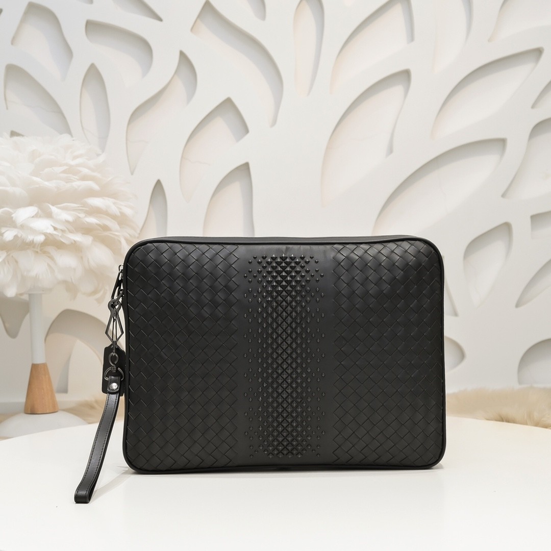 【BOTTEGA VENETA 寶緹嘉】Intrecciato 鉚釘中線手拿包｜全皮編織 × 鉚釘設計 × 個性奢華風