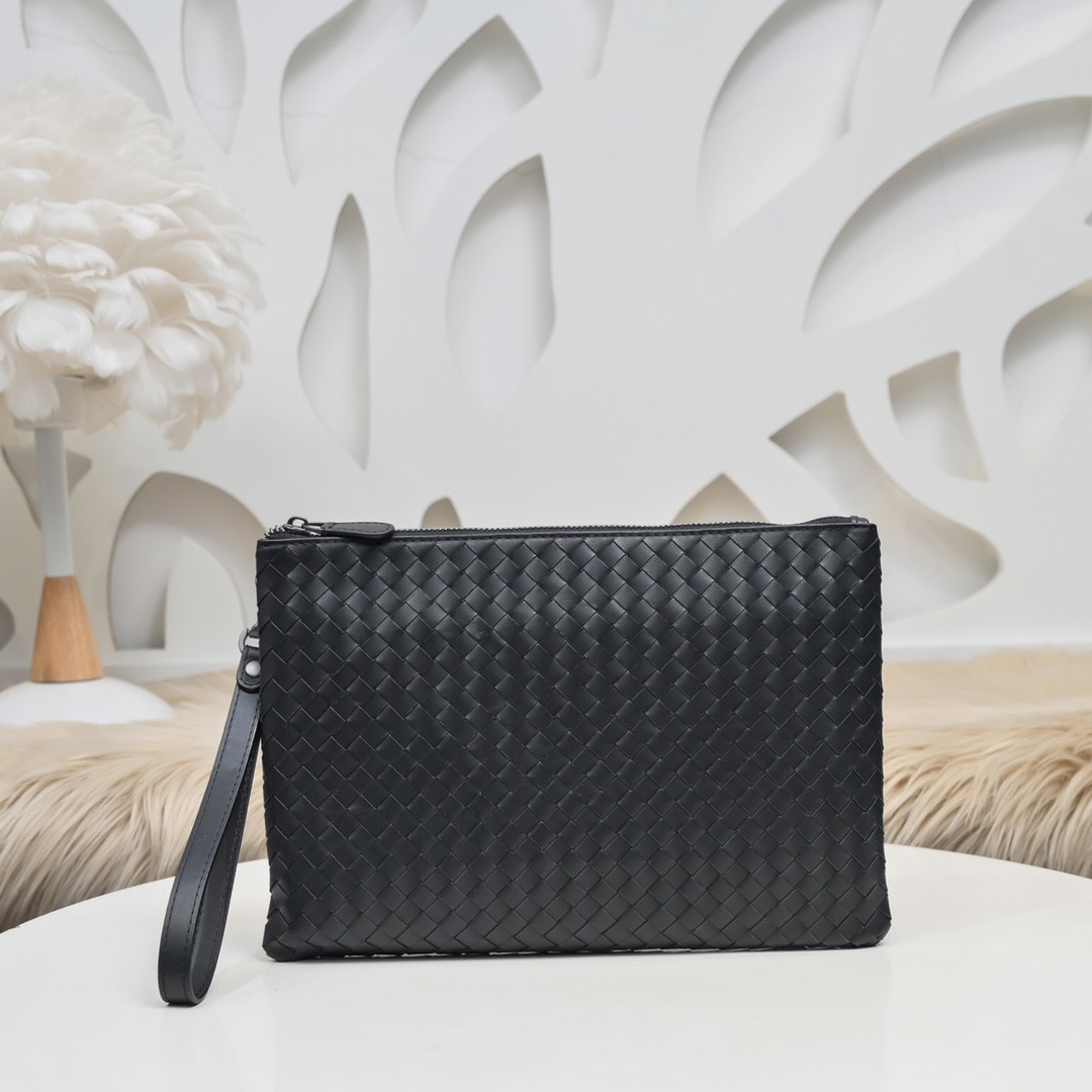 【BOTTEGA VENETA 寶緹嘉】Intrecciato 小牛皮手拿包｜全黑編織皮革 × 簡約高質感 × 商務休閒兩用