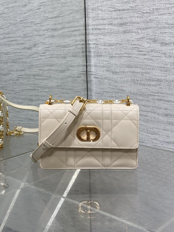 【DIOR】Caro 小羊皮鍊條包｜奶油白 × 金扣 × 菱格縫線