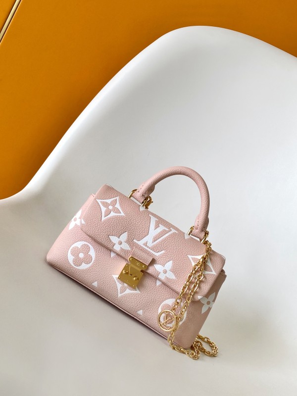 【LOUIS VUITTON】Locky BB Giant 粉色手袋｜Monogram Empreinte 壓紋皮革 × 亮金鎖頭鏈條 × 夢幻少女色