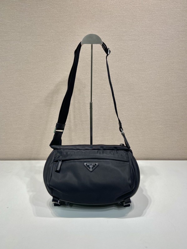 【PRADA】Re-Nylon 黑色三角Logo斜背包｜雙層拉鍊設計 × 寬版肩帶 × 都會機能風