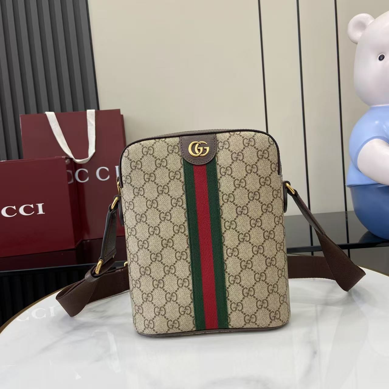 【GUCCI 古馳】Ophidia GG Supreme 縱版斜背包｜經典紅綠織帶 × 雙G金扣 × 帆布拼皮設計