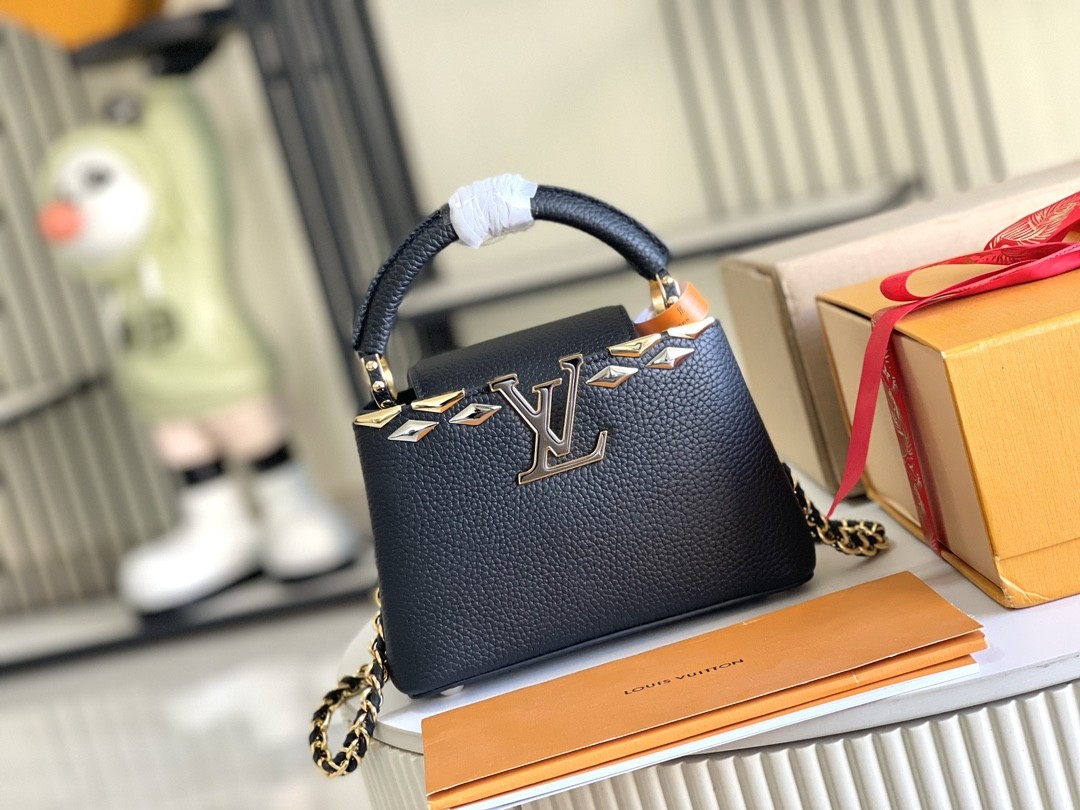 花冠五金 Capucines Mini 迷你款，皮革包身的顶部邊緣環繞花朵，恰如經典設計