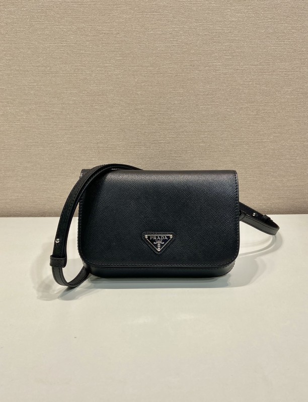 【PRADA】Saffiano Leather Crossbody｜經典黑 × 三角徽標 × 磁吸翻蓋