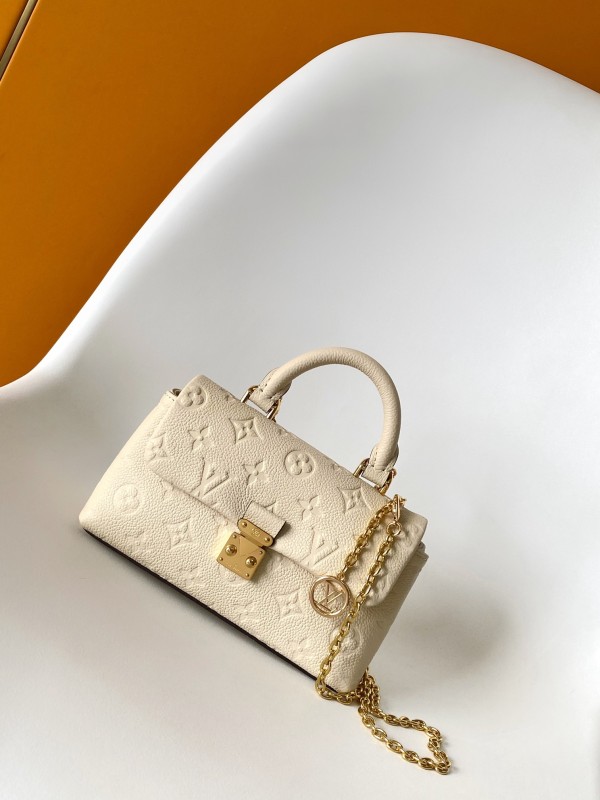 【LOUIS VUITTON】Monogram Empreinte 奶油白 Pochette Métis｜金鏈肩背 × 鎖扣設計 × 壓紋牛皮