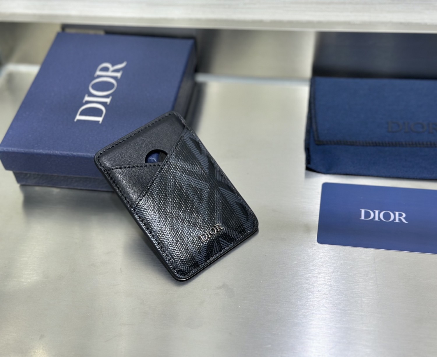 【Dior 迪奧】Oblique 卡夾（藍黑款）｜藍黑Oblique圖案，黑色小牛皮，Dior字母Logo，經典與現代風格結合