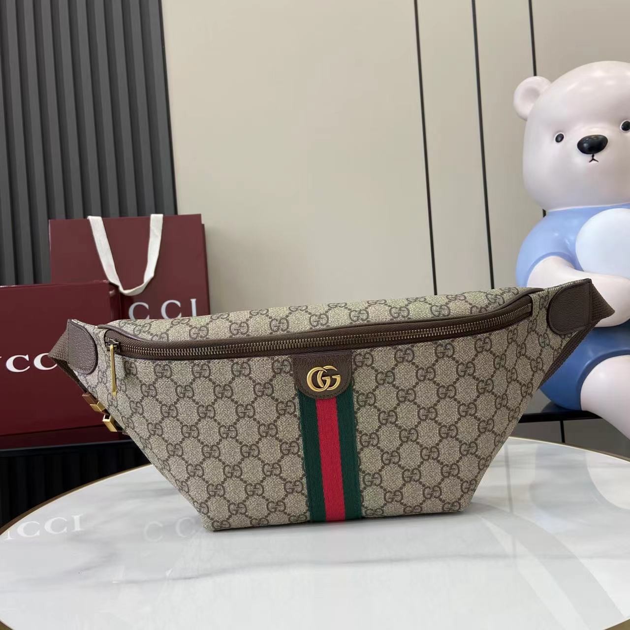 【GUCCI 古馳】Ophidia 經典雙G帆布腰包｜紅綠織帶 × 復古金扣 × 都會休閒風