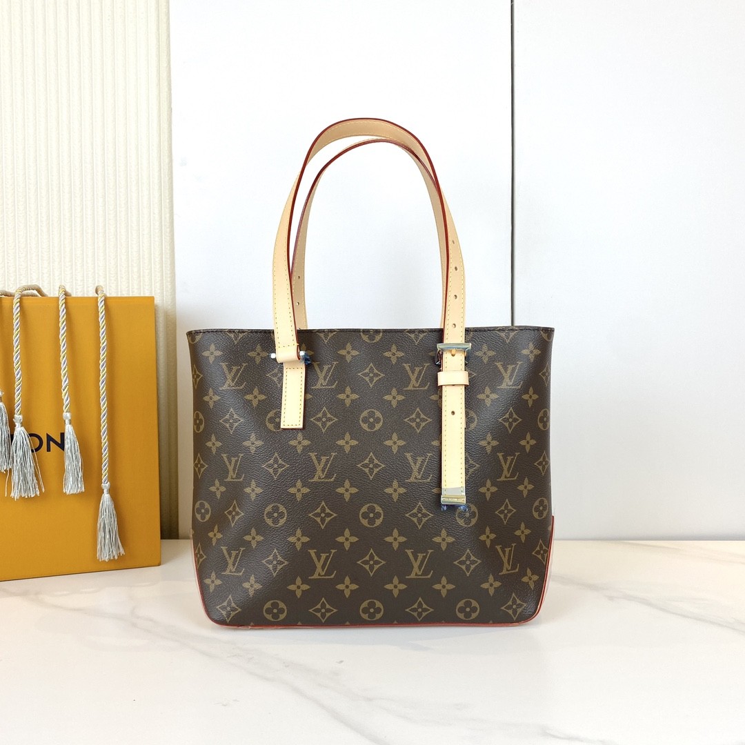 頂級原單 手袋此次以利落構型和側面三角皮革襯托 Monogram 圖案的經典格調