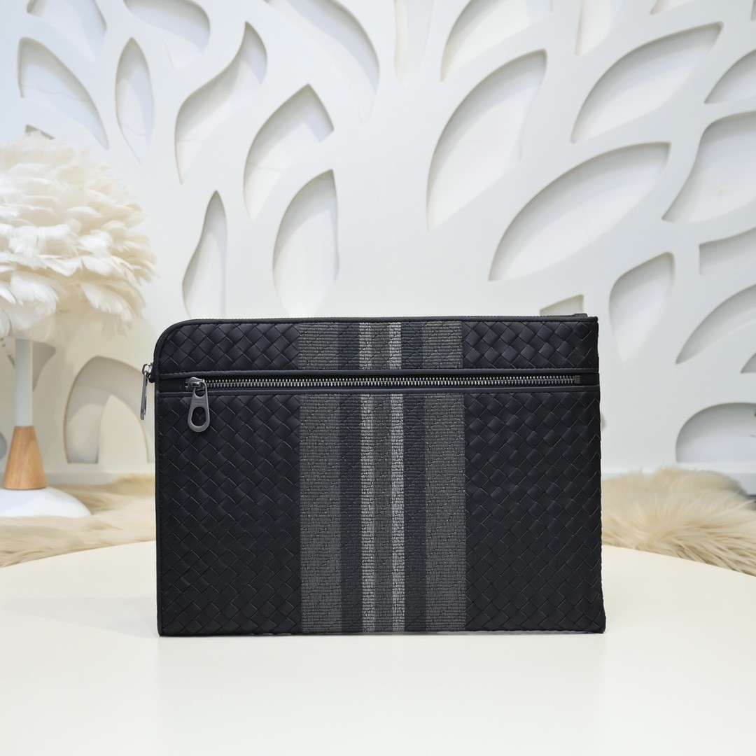 【BOTTEGA VENETA 寶緹嘉】Intrecciato 雙灰條紋手拿包｜經典編織 × 條紋刺繡 × 義式極簡風