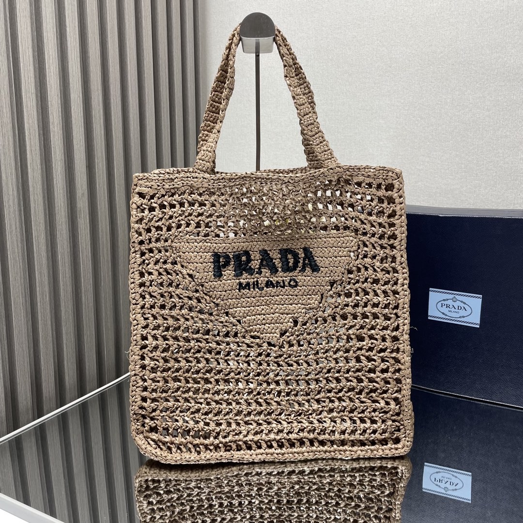 【PRADA 普拉達】Raffia 編織托特包｜煙燻棕 × 手工鏤空 × 海島度假風