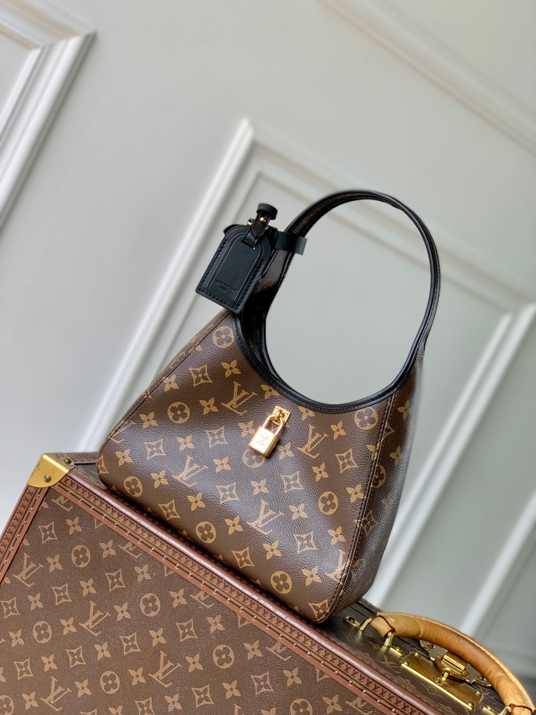 【LOUIS VUITTON 路易威登】Locky BB Monogram 手提肩背包｜金鎖頭裝飾 × 經典老花 × 優雅復古風