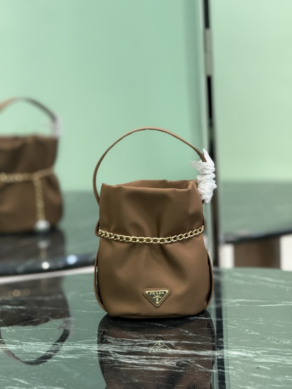 【PRADA 普拉達】Re-Nylon 鍊條水桶包｜焦糖棕 × 金鍊裝飾 × 三角Logo輕奢設計