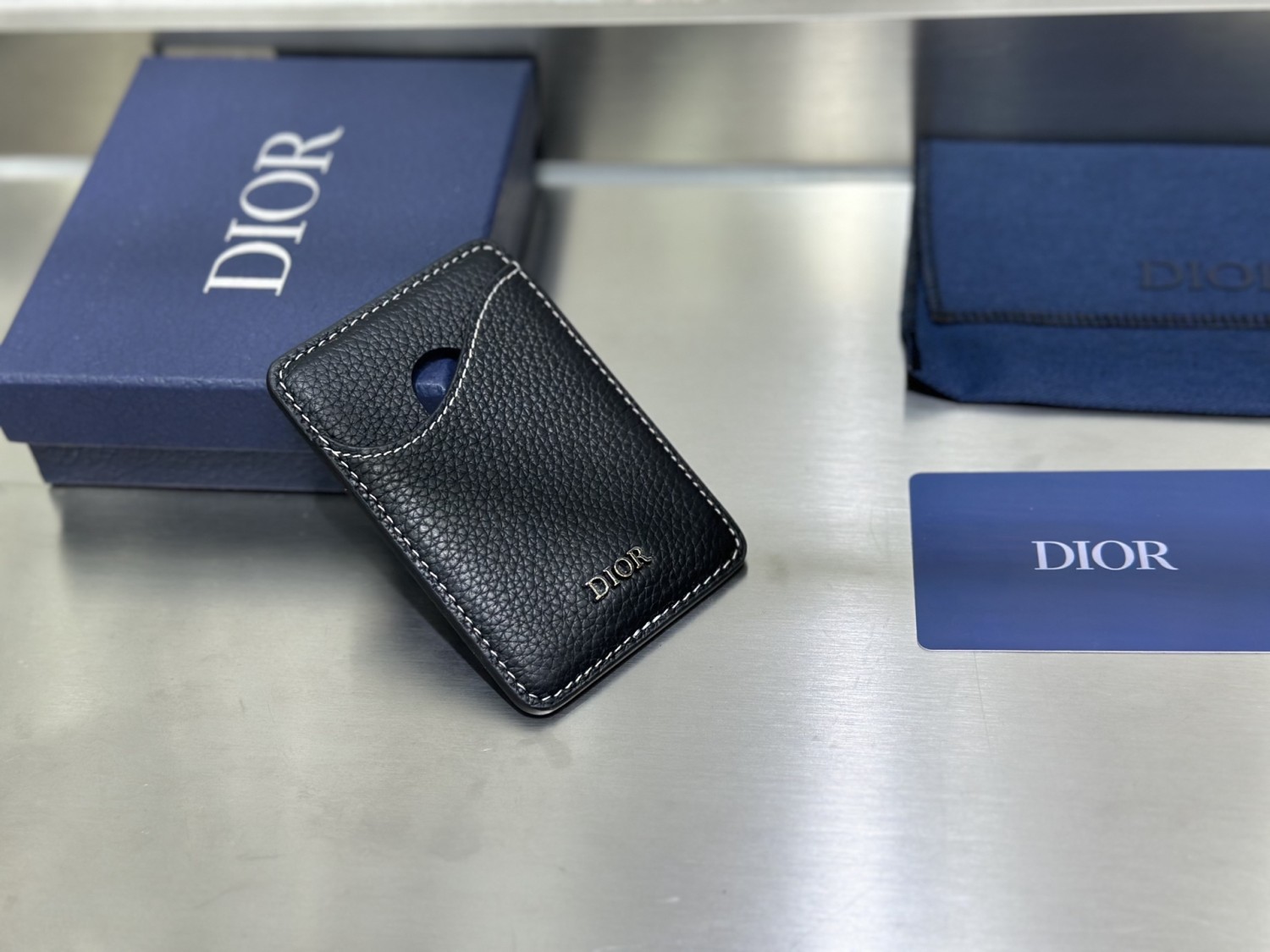 【Dior 迪奧】經典黑色皮革卡夾｜黑色小牛皮，白色縫線，簡約Dior字母Logo