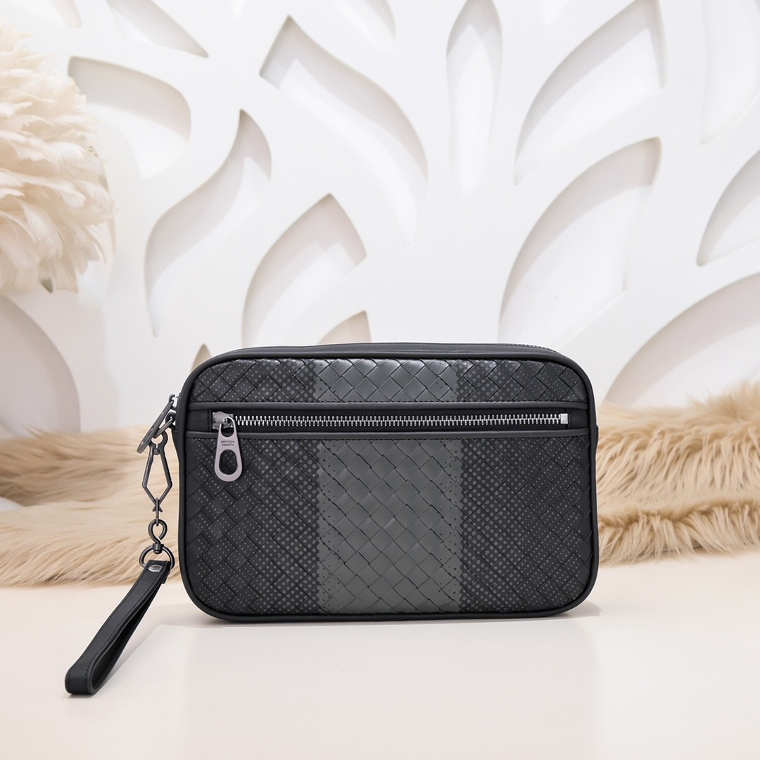 【BOTTEGA VENETA 寶緹嘉】Intrecciato 條紋拼接手拿包｜黑灰編織 × 金屬拉鍊 × 精品質感